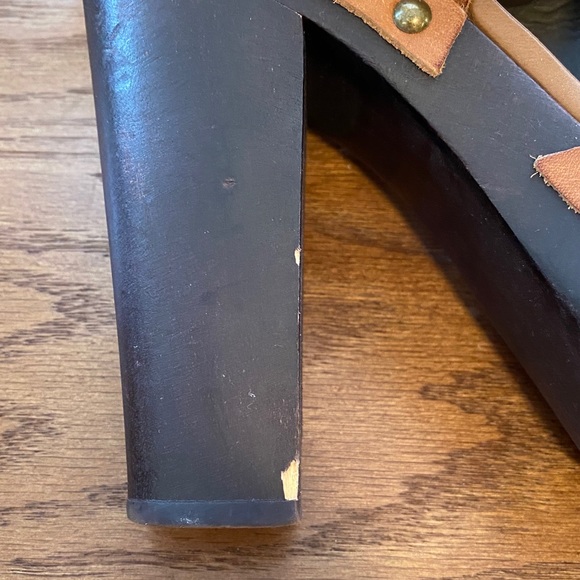 Hinge- Leather upper with wooden block heel - Picture 15 of 15